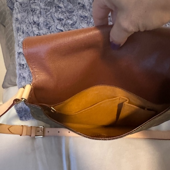 Vintage satchel, Louis Vuitton with brand new straps put on by Louis Vuitton - Picture 3 of 6